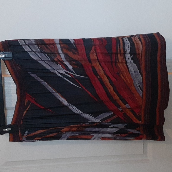 BCBG MAXAZRIA Skirt. Size medium. - Picture 2 of 7